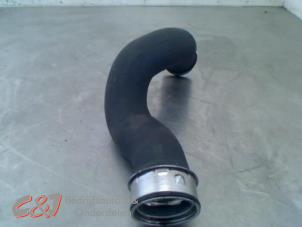 Gebruikte Intercooler Slang Volkswagen Transporter/Caravelle T5 1.9 TDi Prijs € 21,00 Margeregeling aangeboden door C&J Bedrijfsauto's & Onderdelen