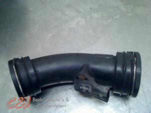 Gebruikte Intercooler Buis Volkswagen Transporter/Caravelle T5 1.9 TDi Prijs € 21,00 Margeregeling aangeboden door C&J Bedrijfsauto's & Onderdelen