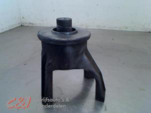 Gebruikte Motorsteun Volkswagen Transporter/Caravelle T5 2.5 TDi Prijs € 21,00 Margeregeling aangeboden door C&J Bedrijfsauto's & Onderdelen