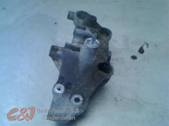 Gebruikte Dynamosteun onder Renault Master III (JV) 2.3 dCi 16V 145 Prijs € 21,00 Margeregeling aangeboden door C&J Bedrijfsauto's & Onderdelen