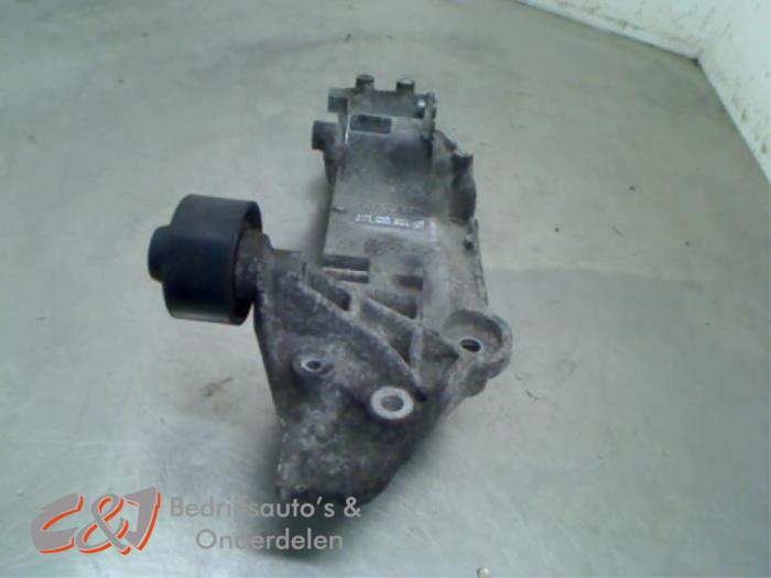 Gebruikte Dynamosteun onder Renault Master III (MA/MB/MC/MD/MH/MF/MG/MH) 2.3 dCi 16V Prijs € 21,00 Margeregeling aangeboden door C&J Bedrijfsauto's & Onderdelen