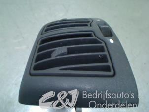 Gebruikte Luchtrooster Dashboard Fiat Ducato (243/244/245) 2.8 JTD Prijs € 21,00 Margeregeling aangeboden door C&J bedrijfsauto's & onderdelen