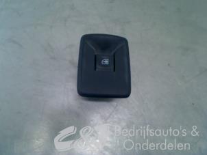 Gebruikte Elektrisch Raam Schakelaar Opel Vivaro 1.6 CDTI 115 Prijs € 26,25 Margeregeling aangeboden door C&J bedrijfsauto's & onderdelen