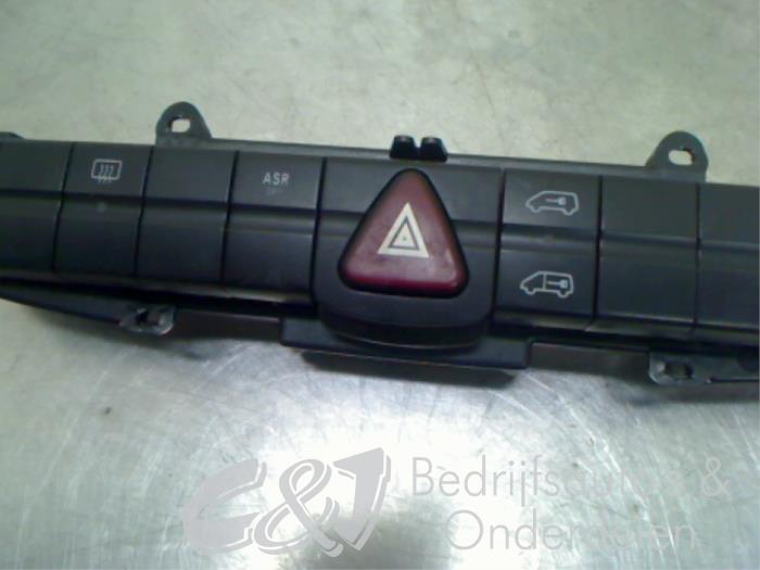 Alarmlicht Schakelaar van een Volkswagen Crafter 2.0 TDI 16V 2012