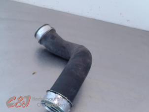 Gebruikte Intercooler Slang Volkswagen Transporter/Caravelle T5 2.5 TDi Prijs € 21,00 Margeregeling aangeboden door C&J Bedrijfsauto's & Onderdelen