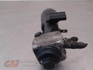 Gebruikte Oliefilterhuis Volkswagen Caddy III (2KA,2KH,2CA,2CH) 2.0 SDI Prijs € 47,25 Margeregeling aangeboden door C&J Bedrijfsauto's & Onderdelen