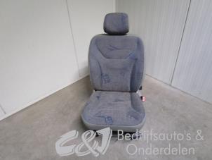 Gebruikte Voorstoel rechts Renault Trafic New (FL) 1.9 dCi 100 16V Prijs € 367,50 Margeregeling aangeboden door C&J bedrijfsauto's & onderdelen