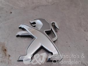 Gebruikte Embleem Peugeot Partner (GC/GF/GG/GJ/GK) 1.6 BlueHDi 100 Prijs € 15,75 Margeregeling aangeboden door C&J bedrijfsauto's & onderdelen