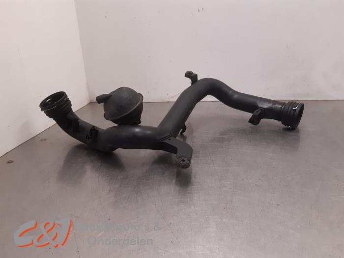 Gebruikte Intercooler Buis Volkswagen Caddy III (2KA,2KH,2CA,2CH) 1.9 TDI Prijs € 15,75 Margeregeling aangeboden door C&J Bedrijfsauto's & Onderdelen