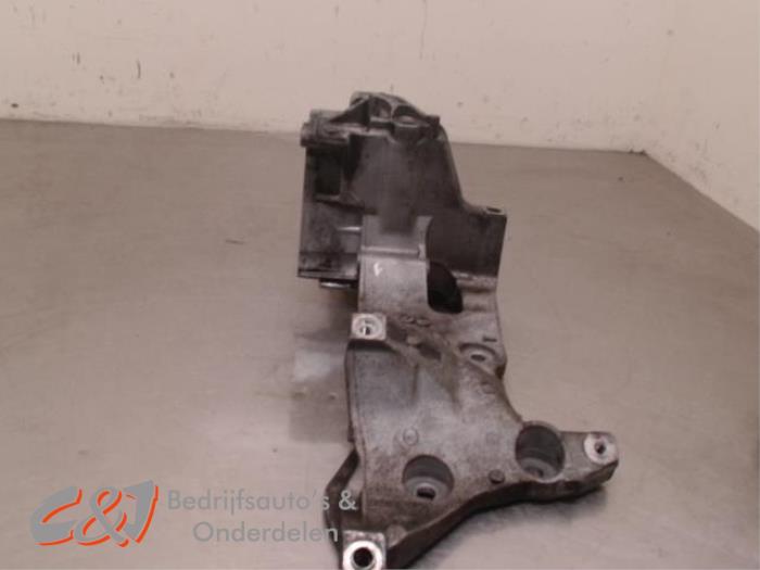 Motorsteun van een Volkswagen Caddy IV 2.0 TDI 102 2017