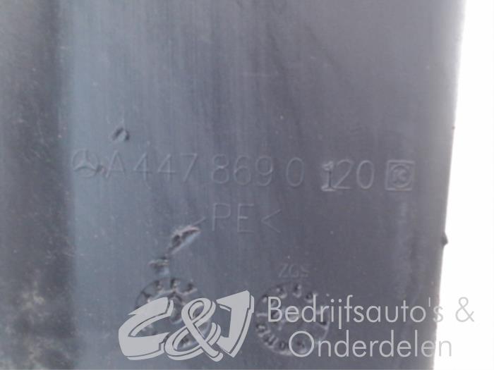 Ruitensproeiertank voor van een Mercedes-Benz Vito (447.6) 2.2 114 CDI 16V 2018