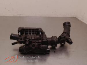 Gebruikte Thermostaathuis Opel Combo Cargo 1.5 CDTI 75 Prijs € 68,25 Margeregeling aangeboden door C&J Bedrijfsauto's & Onderdelen