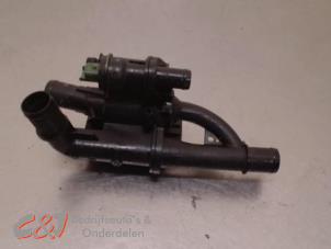 Gebruikte Thermostaathuis Ford Tourneo Connect/Grand Tourneo Connect 1.6 TDCi 95 Prijs € 26,25 Margeregeling aangeboden door C&J Bedrijfsauto's & Onderdelen