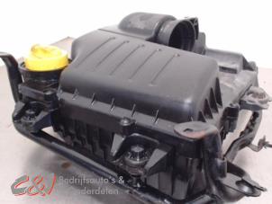 Gebruikte Luchtfilterhuis Opel Vivaro 2.0 CDTI Prijs € 52,50 Margeregeling aangeboden door C&J Bedrijfsauto's & Onderdelen