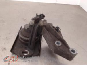 Gebruikte Motorsteun Opel Vivaro 2.0 CDTI Prijs € 26,25 Margeregeling aangeboden door C&J Bedrijfsauto's & Onderdelen