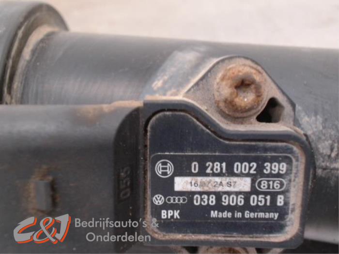 Intercooler Buis van een Volkswagen Transporter T5 1.9 TDi 2008