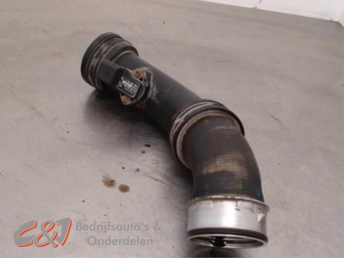 Intercooler Buis van een Volkswagen Transporter T5 1.9 TDi 2008