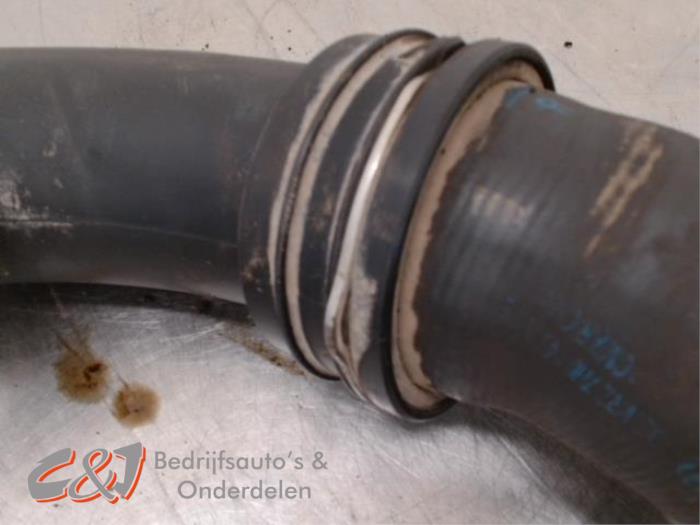 Intercooler Buis van een Volkswagen Transporter T5 1.9 TDi 2008