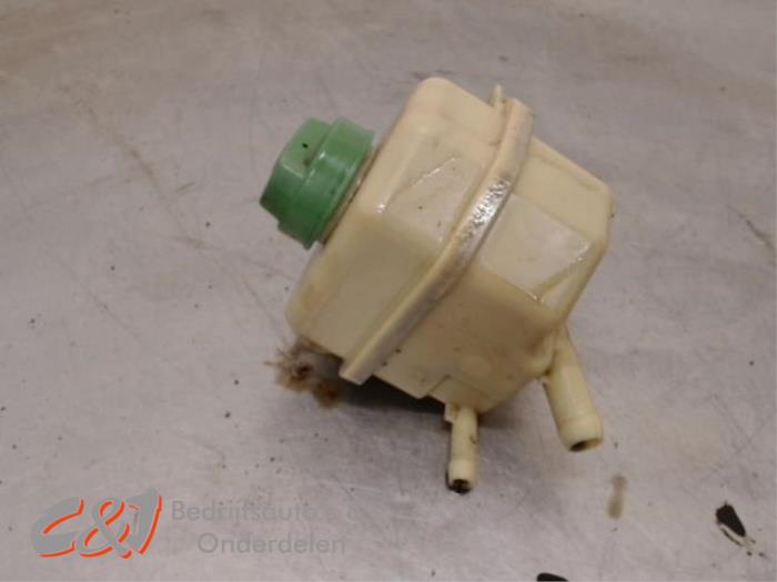 Gebruikte Servo Oliereservoir Volkswagen Transporter T5 1.9 TDi Prijs € 10,50 Margeregeling aangeboden door C&J Bedrijfsauto's & Onderdelen