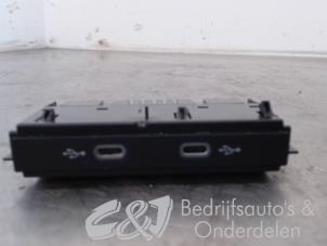 Gebruikte AUX/USB aansluiting Volkswagen Caddy Cargo V (SBA/SBH) 2.0 TDI BlueMotionTechnology Prijs € 15,75 Margeregeling aangeboden door C&J bedrijfsauto's & onderdelen