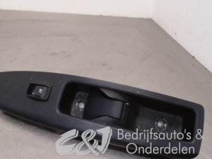 Gebruikte Elektrisch Raam Schakelaar Opel Combo 1.3 CDTI 16V ecoFlex Prijs € 15,75 Margeregeling aangeboden door C&J bedrijfsauto's & onderdelen