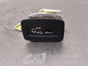 Gebruikte AUX/USB aansluiting Renault Master IV (FV) 2.3 dCi 125 16V FWD Prijs € 26,25 Margeregeling aangeboden door C&J bedrijfsauto's & onderdelen