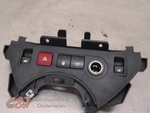 Gebruikte Elektrisch Raam Schakelaar Peugeot Partner (GC/GF/GG/GJ/GK) 1.6 HDI 75 16V Prijs € 21,00 Margeregeling aangeboden door C&J Bedrijfsauto's & Onderdelen