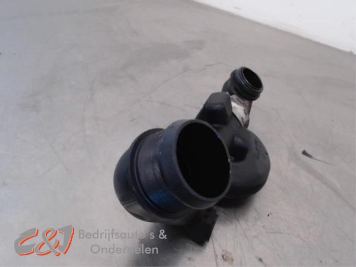 Gebruikte Intercooler Buis Peugeot Partner (GC/GF/GG/GJ/GK) 1.6 HDI 75 16V Prijs € 15,75 Margeregeling aangeboden door C&J Bedrijfsauto's & Onderdelen