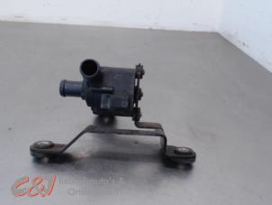 Gebruikte Extra waterpomp Volkswagen Crafter (SY) 2.0 TDI FWD Prijs € 42,00 Margeregeling aangeboden door C&J Bedrijfsauto's & Onderdelen