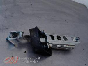 Gebruikte Deurvanger 2Deurs rechts Volkswagen Crafter 2.5 TDI 30/32/35/46/50 Prijs € 26,25 Margeregeling aangeboden door C&J Bedrijfsauto's & Onderdelen