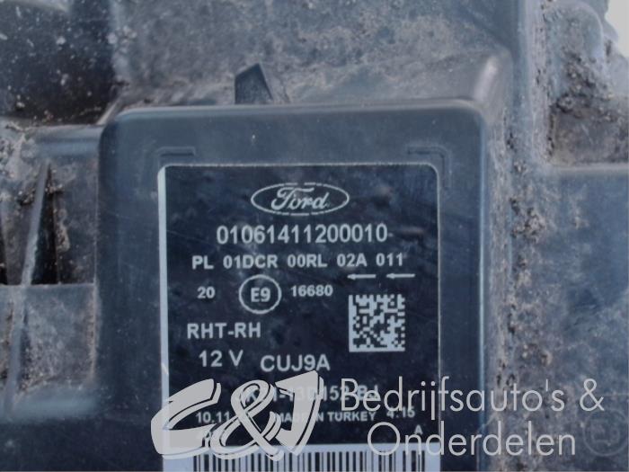 Rechter Koplamp van een Ford Tourneo Custom 2.0 TDCi 16V Eco Blue 130 2020
