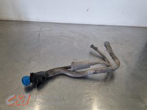 Gebruikte Vulpijp ad-blue tank Renault Trafic (1FL/2FL/3FL/4FL) 2.0 dCi 16V 145 Prijs € 47,25 Margeregeling aangeboden door C&J Bedrijfsauto's & Onderdelen