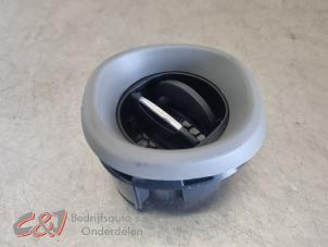 Gebruikte Luchtrooster Dashboard Renault Trafic (1FL/2FL/3FL/4FL) 1.6 dCi 90 Prijs € 15,75 Margeregeling aangeboden door C&J Bedrijfsauto's & Onderdelen