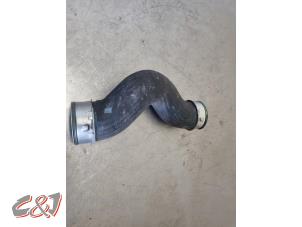 Gebruikte Intercooler Slang Volkswagen Transporter T5 1.9 TDi Prijs € 21,00 Margeregeling aangeboden door C&J Bedrijfsauto's & Onderdelen