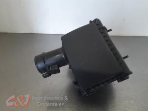 Gebruikte Luchtfilterhuis Renault Trafic (1FL/2FL/3FL/4FL) 2.0 dCi 16V 150 Prijs € 78,75 Margeregeling aangeboden door C&J Bedrijfsauto's & Onderdelen