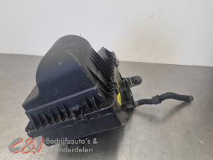 Gebruikte Luchtfilterhuis Volkswagen Crafter (SY) 2.0 TDI FWD Prijs € 89,25 Margeregeling aangeboden door C&J Bedrijfsauto's & Onderdelen