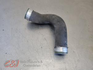 Gebruikte Intercooler Slang Volkswagen Transporter/Caravelle T5 2.5 TDi PF Prijs € 21,00 Margeregeling aangeboden door C&J Bedrijfsauto's & Onderdelen