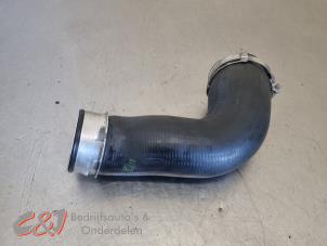 Gebruikte Intercooler Slang Volkswagen Transporter/Caravelle T5 2.5 TDi PF Prijs € 21,00 Margeregeling aangeboden door C&J Bedrijfsauto's & Onderdelen