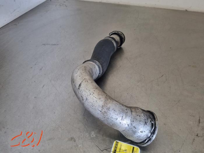 Gebruikte Intercooler Buis Volkswagen Transporter/Caravelle T5 2.5 TDi PF Prijs € 15,75 Margeregeling aangeboden door C&J Bedrijfsauto's & Onderdelen
