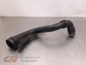 Gebruikte Intercooler Buis Volkswagen Caddy III (2KA,2KH,2CA,2CH) 1.9 TDI Prijs € 21,00 Margeregeling aangeboden door C&J Bedrijfsauto's & Onderdelen