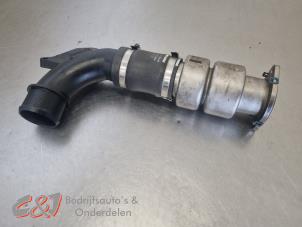 Gebruikte Intercooler Buis Ford Transit Connect (PJ2) 1.5 TDCi Prijs € 21,00 Margeregeling aangeboden door C&J Bedrijfsauto's & Onderdelen