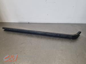 Gebruikte Schuifdeur Rail rechts Renault Trafic (1FL/2FL/3FL/4FL) 1.6 dCi 140 Twin Turbo Prijs € 52,50 Margeregeling aangeboden door C&J Bedrijfsauto's & Onderdelen