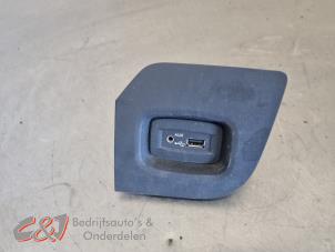 Gebruikte AUX/USB aansluiting Renault Master III (MA/MB/MC/MD/MH/MF/MG/MH) 2.3 dCi 16V Prijs € 26,25 Margeregeling aangeboden door C&J Bedrijfsauto's & Onderdelen