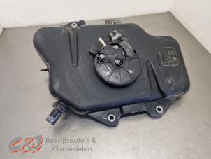 Gebruikte Adblue tank Mercedes Vito (447.6) 2.2 114 CDI 16V Prijs € 210,00 Margeregeling aangeboden door C&J Bedrijfsauto's & Onderdelen