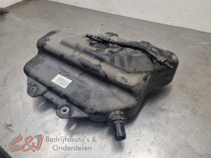 Gebruikte Tank adblue Mercedes Vito (447.6) 2.2 114 CDI 16V Prijs € 157,50 Margeregeling aangeboden door C&J Bedrijfsauto's & Onderdelen