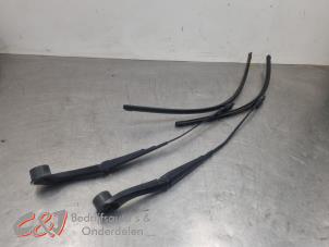 Gebruikte Ruitenwisserarm set Ford Transit Custom 2.2 TDCi 16V Prijs € 36,75 Margeregeling aangeboden door C&J Bedrijfsauto's & Onderdelen