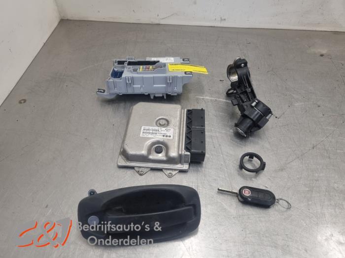 Gebruikte Kontaktslot + computer Fiat Doblo Cargo (263) 1.3 D Multijet Prijs € 210,00 Margeregeling aangeboden door C&J Bedrijfsauto's & Onderdelen