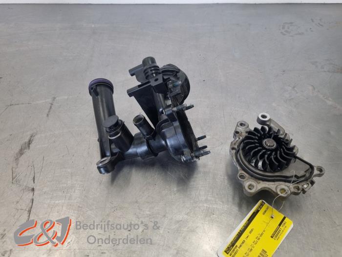 Gebruikte Waterpomp Peugeot Partner (EA//EF/EN/EU) 1.5 BlueHDi 100 Prijs € 42,00 Margeregeling aangeboden door C&J Bedrijfsauto's & Onderdelen