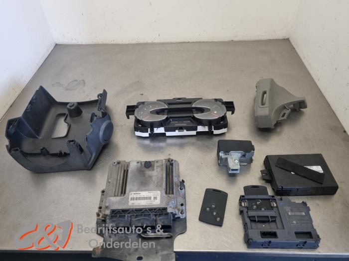 Gebruikte Kontaktslot + computer Renault Trafic (1FL/2FL/3FL/4FL) 1.6 dCi 145 Twin Turbo Prijs € 525,00 Margeregeling aangeboden door C&J Bedrijfsauto's & Onderdelen