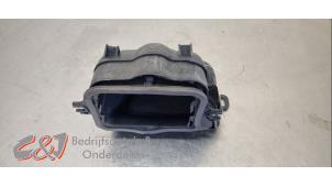 Gebruikte Luchtgeleider Renault Trafic (1FL/2FL/3FL/4FL) 2.0 dCi 16V 150 Prijs € 26,25 Margeregeling aangeboden door C&J Bedrijfsauto's & Onderdelen